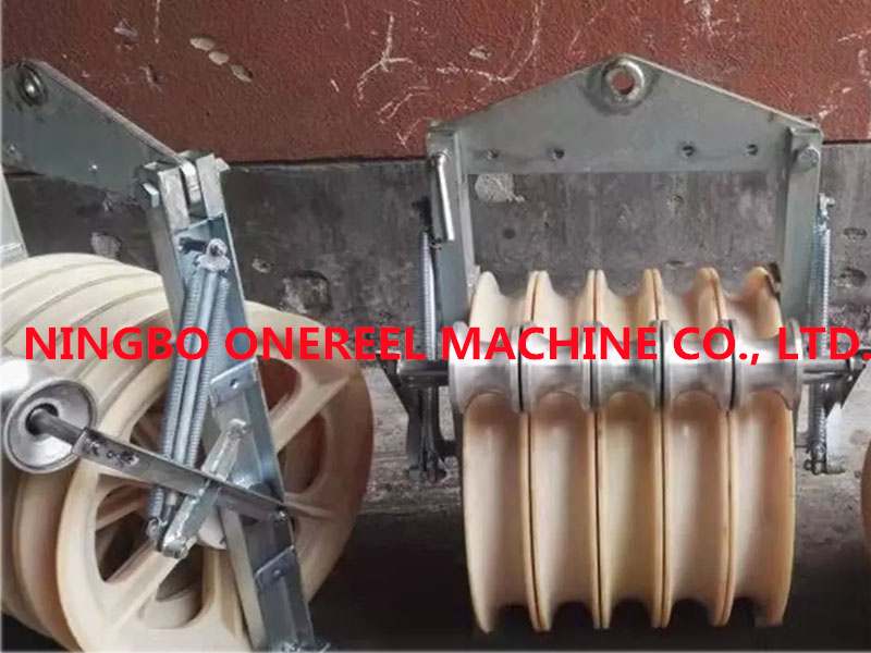 Pulley Block with Grounding Roller